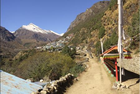 A path leading to Thome, between dry, rocky cliffs.